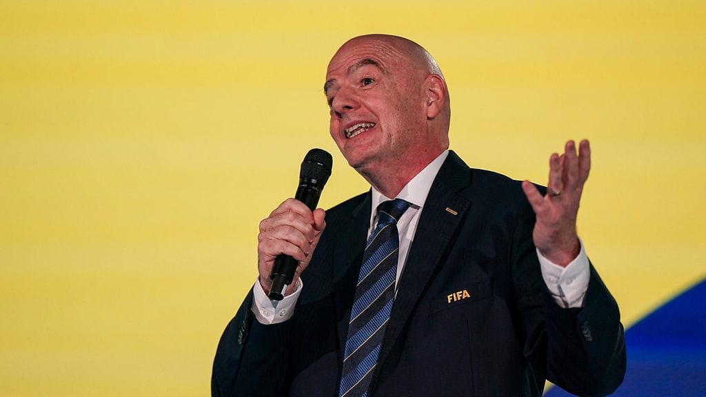 Fifan puheenjohtajan Gianni Infantinon mukaan suunnitelmassa on kyse siitä, että jalkapalloa saataisiin levitettyä yhä laajemmalle. Uefa kaipaa läpinäkyvyyttä.