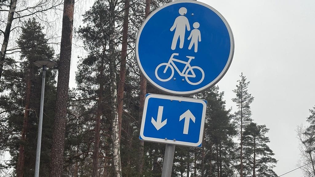 yhdistetty jalkakäytävä ja pyörätie shutterstock