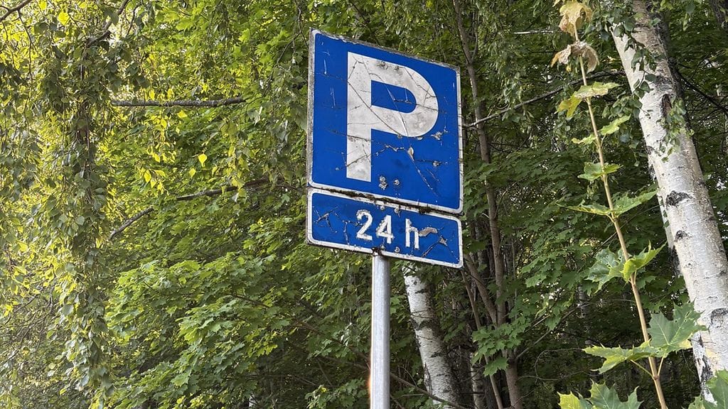 Lisäkilvellä kerrotaan enimmäisaika, jonka auto voi pysäköintipaikalla viipyä.