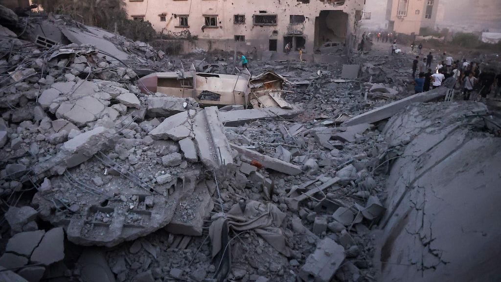Palestiinalaisia tarkastelemassa Israelin iskujen vaurioita Gazassa 28. heinäkuuta 26