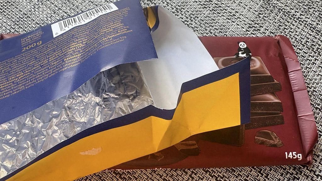 Ylempi Fazerin levyn kääre lajitellaan kartonkiin, alempi Pandan kääre muoviin.
