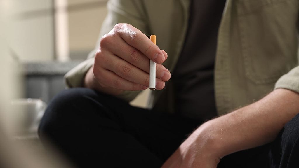 Ketjupolttajana tunnettu mies käytti päivittäin myös psyykenlääkettä, jonka vaikutus heikkeni tupakoinnin myötä.