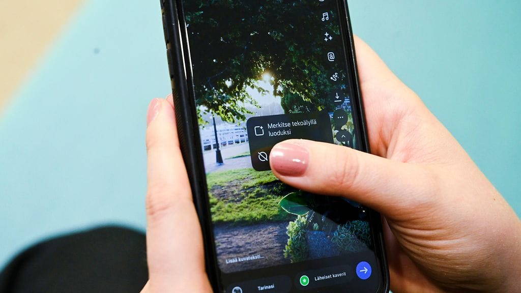 Metan Instagram-sovelluksen julkaisuun lisättävät merkinnät tekoälyn käytöstä kuvattuna puhelimen näytöltä Helsingissä 29. heinäkuuta 2026.