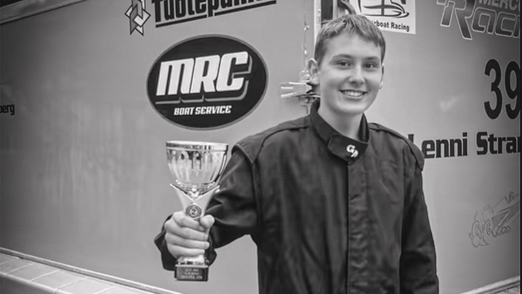 Ratavenekilpailujen järjestäjä RaceWKND julkaisi Lenni Strandbergin kuvan Facebook-tilillään. MTV Uutiset sai luvan kuvan julkaisuun lähiomaiselta.