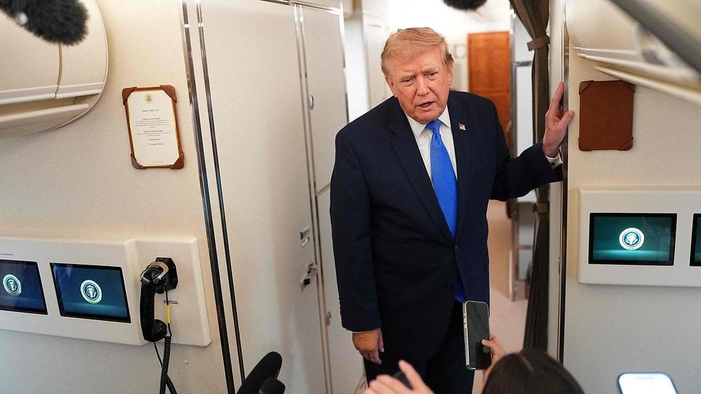 Donald Trump puhui lehdistölle Air Force Onen kyydissä 2. elokuuta 2026.