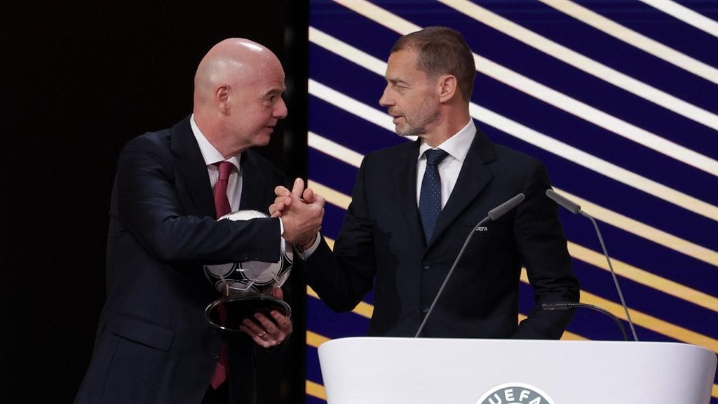Kuvassa Fifan puheenjohtaja Gianni Infantino (vas.) ja Uefan puheenjohtaja Aleksander Ceferin (oik.).