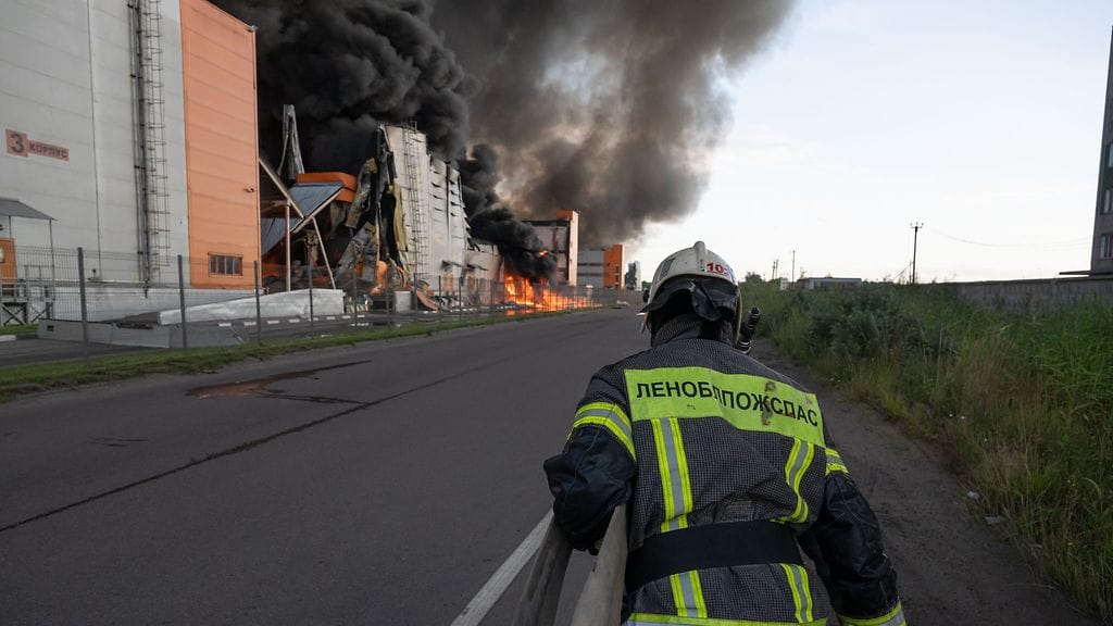 Kuvituskuva 24. heinäkuuta 2026 Wildberriesin varastolta drooni-iskun jälkeen lähellä Novosaratovkan kylää Venäjällä.