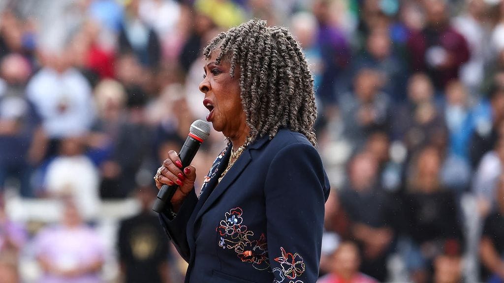 Martha Reeves luritteli Yhdysvaltain kansallislaulun ennen Women's Professional Baseball Leaguen avajaisottelua.