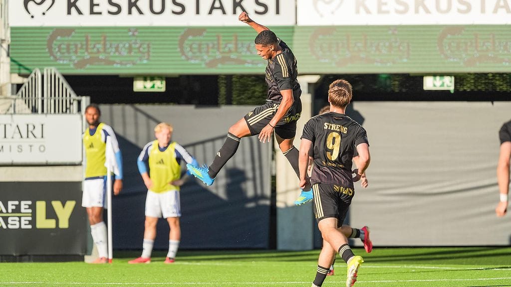 SJK:n Kelwin Souza juhli iskemäänsä avausmaalia HJK:ta vastaan.