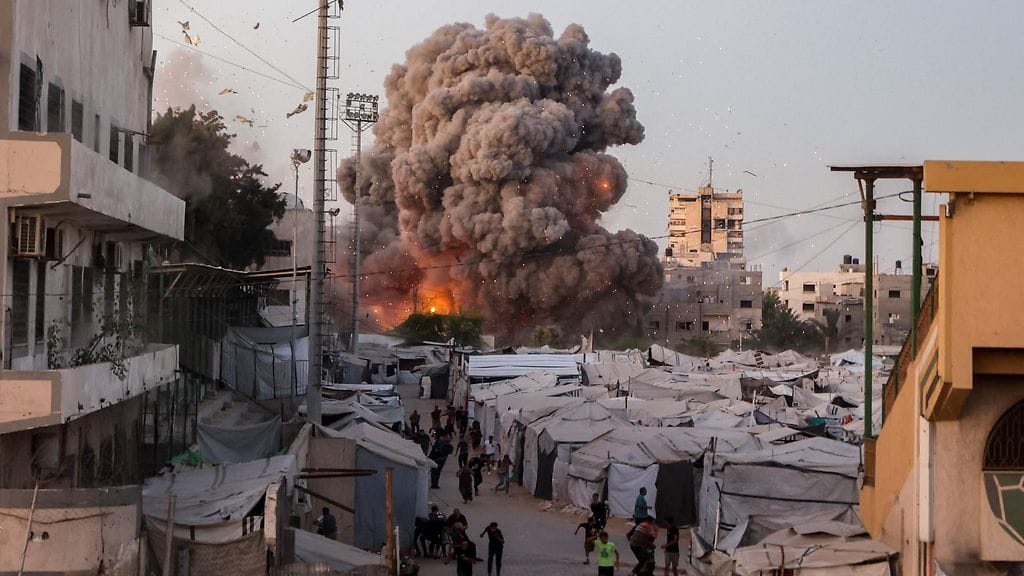 Palestiinalaiset juoksivat pakoon moskeijaan kohdistuneen Israelin iskun jälkeen Gazan kaupungissa 28. heinäkuuta 2026.