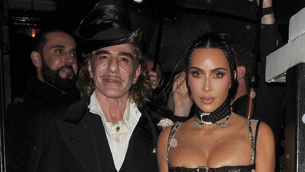 Muotisuunnittelija John Galliano on yksi haute couture -muodin vaikutusvaltaisimmista ihmisistä, mutta myös kiistanalainen persoona. Kuva on otettu lokakuussa 2025 seurapiirijulkkis Kim Kardashianin 45-vuotissyntymäpäiväjuhlissa, joihin myös Galliano osallistui.