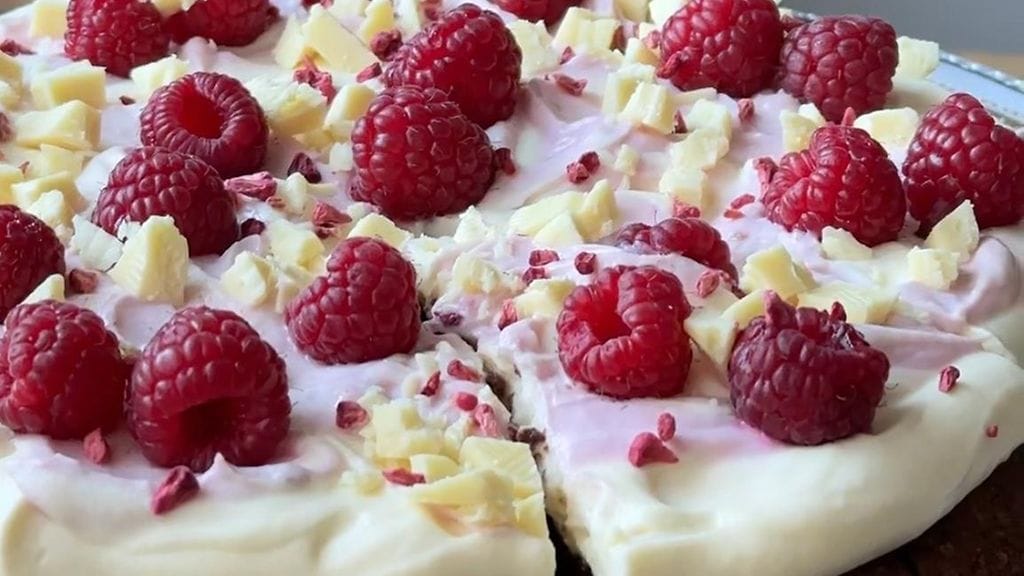 Leivontavaikuttaja Ainoliina Leskelän valkosuklaa-vadelmabrownie on täydellinen suklaan ja vadelman yhdistelmä.