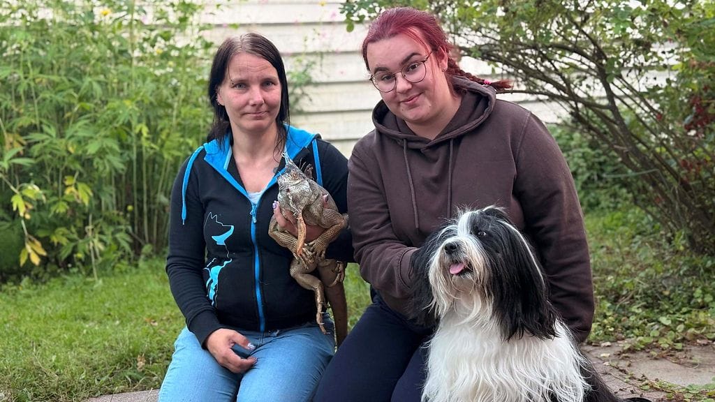 Rexin etsintään osallistuneet Jenna Timonen ja Nea Rosenlund yhdessä Rexin ja Runo-koiran kanssa.