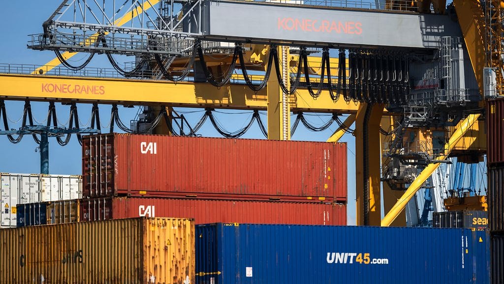 Teknologiateollisuuden mukaan vahvistuva suhdanne parantaa vientiyritysten mahdollisuuksia investoida. Kuvassa rahtikontteja Vuosaaren satamassa.