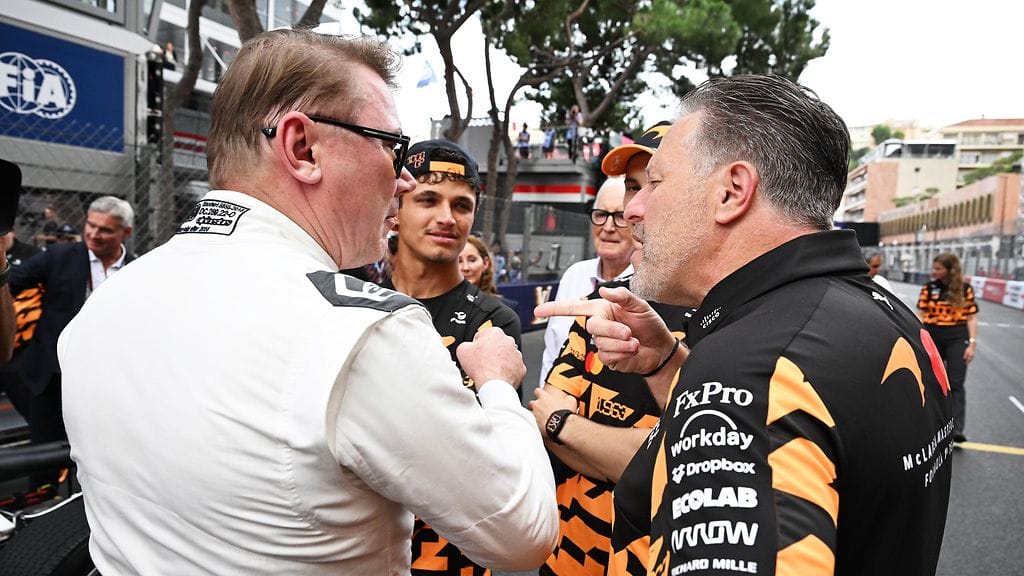 Mika Häkkinen ei lähtisi sorkkimaan McLarenin kuljettajakokoonpanoa. Vieressä oikealla McLarenin toimitusjohtaja Zak Brown ja suomalaisen edessä ovat kuskit Lando Norris sekä Oscar Piastri.