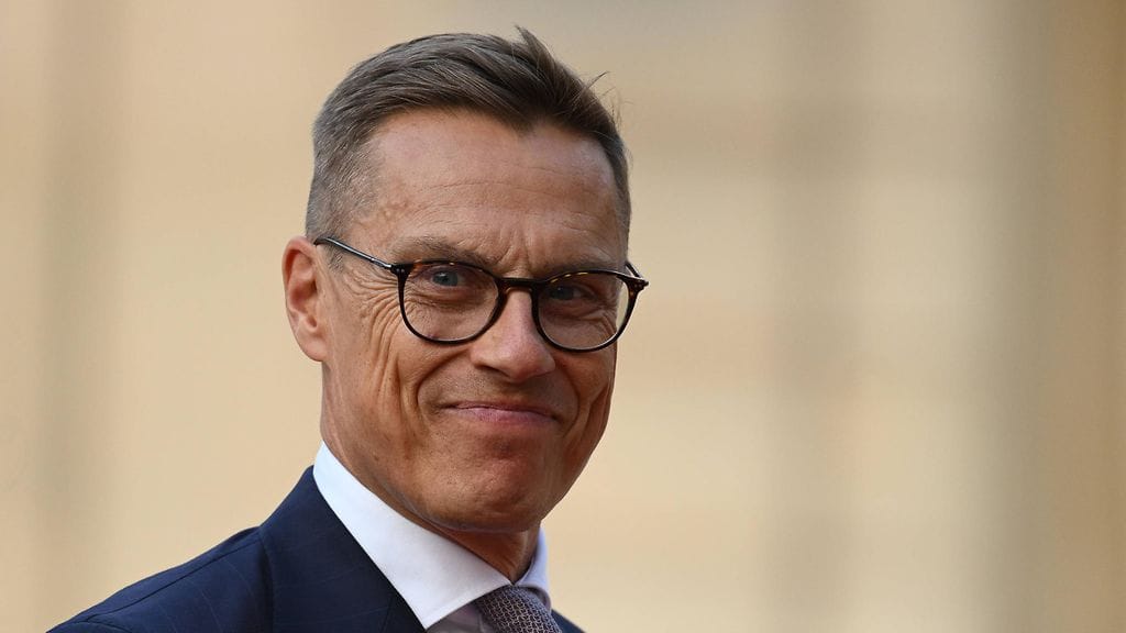 Alexander Stubb nappasi golfin lomassa yhteiskuvan Veera Selänteen kanssa.