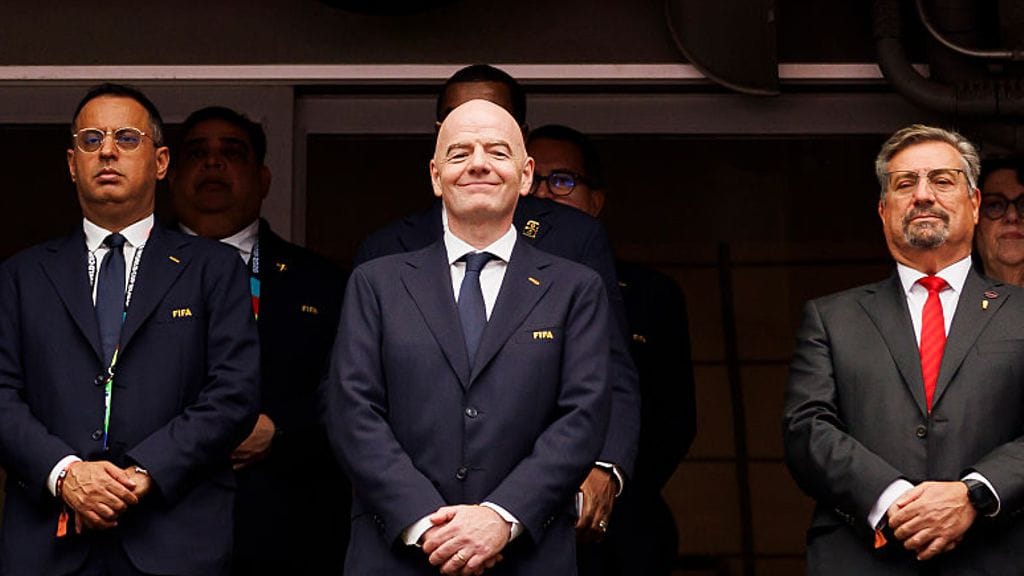 Fifan puheenjohtaja Gianni Infantino pitää kiinni vallastaan arvostelusta huolimatta. Nyt porkkanan sijaan käyttöön on otettu keppi.