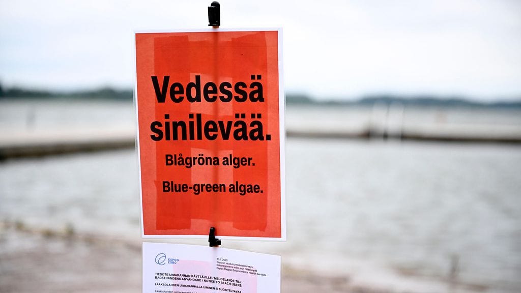 Varoitus sinilevästä Laaksolahden uimarannalla Espoossa 13. heinäkuuta 2026.