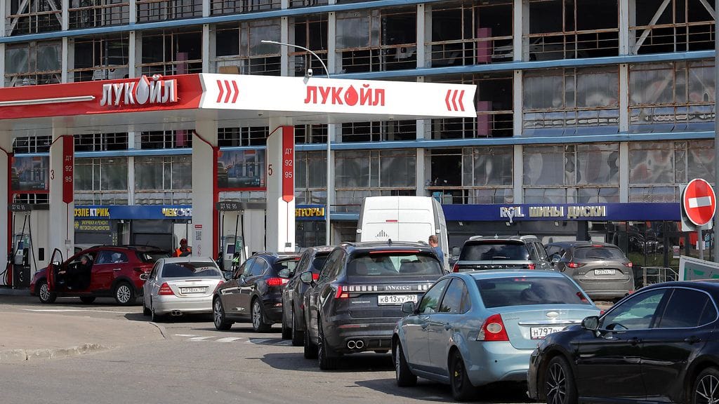 Yhdysvaltain senaatin hyväksymä pakotepaketti kohdistuu Venäjän energiatuottoihin. Kuvassa autot jonottavat bensaa Lukoil-asemalla kesäkuussa Moskovassa.