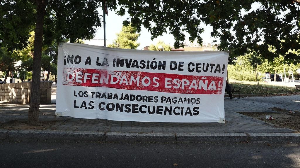 Italian toimien taustalla on heinäkuun lopussa tapahtunut kymmenien tuhansien ihmisten joukkoryntäys Espanjan Afrikasssa sijaitsevaan Ceutaan. Kuva on mielenosoittajien kokoontumisesta, jotka vastustavat Madridissa Ceutaan saapuneita marokkolaisia.