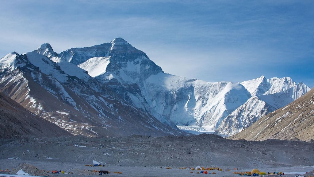 Mount Everestin kuvassa oleva Kiinan puoleinen pohjoisrinne on vaarallisempi kuin Nepalin puoleinen etelärinne, jonka monet valitsevat reitikseen huipulle. Intialaiskiipeilijä Dorje Morupille oletetusti kuuluva ruumis on maannut 30 vuotta pohjoisrinteen puolella lähellä huippua.