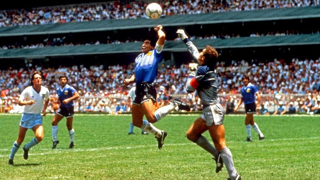 Huutokaupassa myydään tämä pallo, jota Diego Maradona pelasi legendaarisesti "Jumalan kädellä" MM-kisoissa 1986.