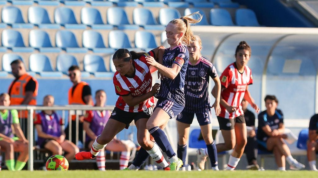 HJK:n kapteeni Minea Lassas (oik.) kamppaili pallosta keskikentällä PSV Eindhovenin Rosalie Renfurmin kanssa.