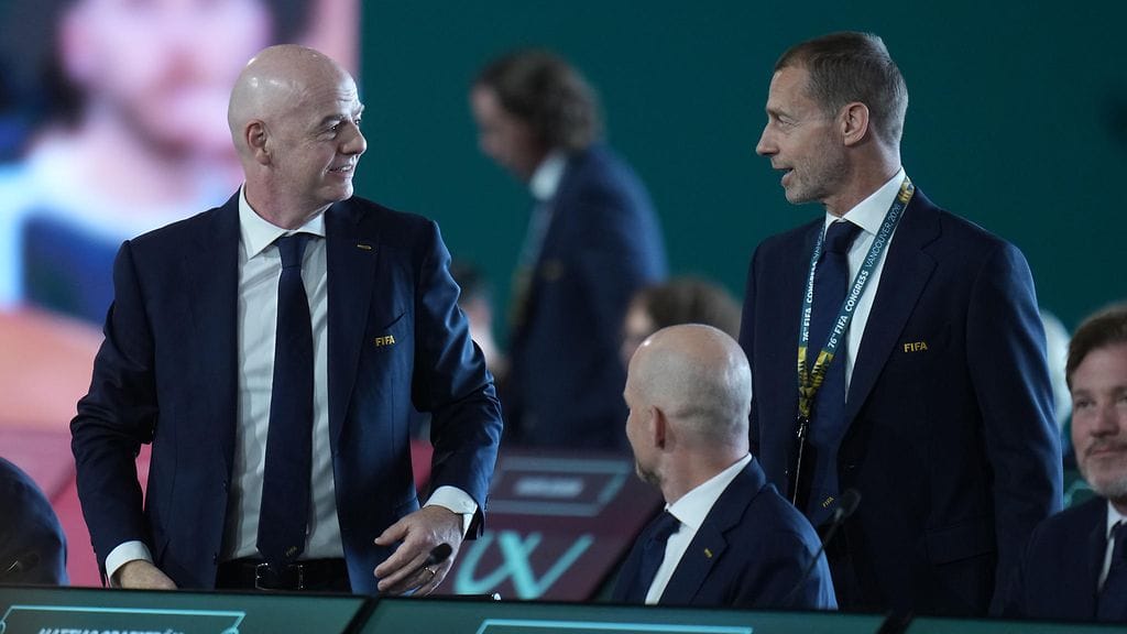 Fifan puheenjohtaja Gianni Infantino (vas.) on ollut erityisesti slovenialaisen Aleksander Ceferinin (oik.) johtaman Uefan voimakkaan arvostelun kohteena.