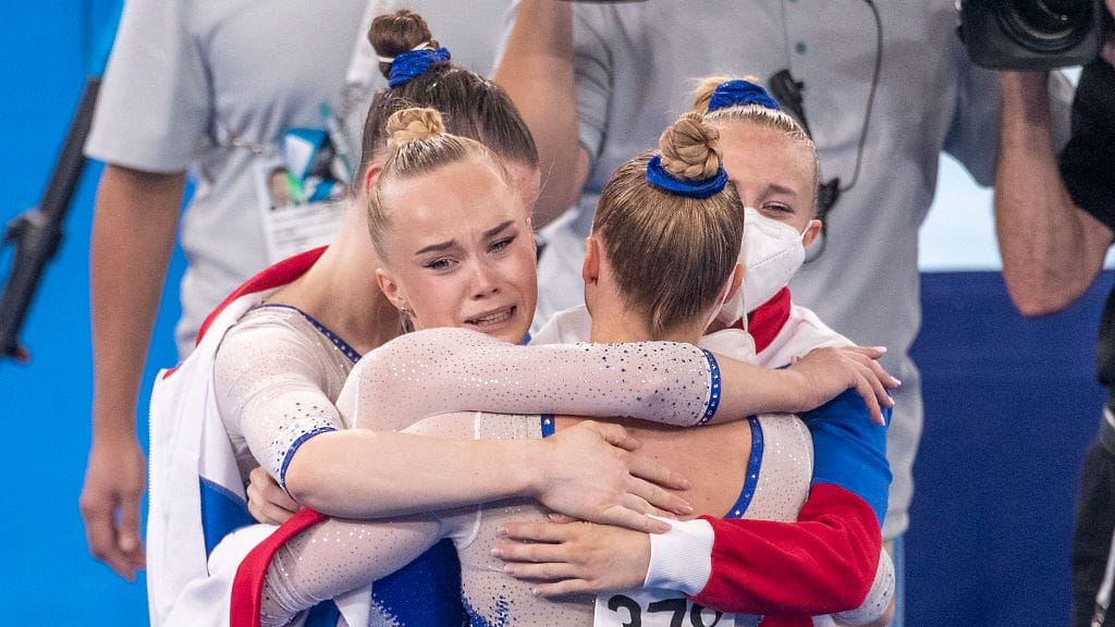 Angelina Melnikova (kasvot kameraan päin) oli voittamassa Venäjän olympiakomitean joukkueelle kultaa Tokion kesäkisoissa vuonna 2021.