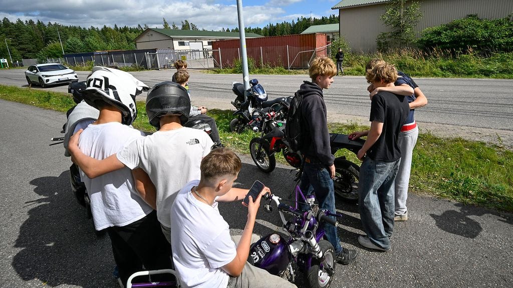 Nuoria mopoineen törmäyspaikalla Palkkitiellä Hyrylän teollisuusalueella Tuusulassa 9. elokuuta 2026. Hälytysajossa ollut poliisin tunnukseton henkilöauto kiilasi lauantaina nuoren mopoilijan ojaan kovavauhtisessa takaa-ajotilanteessa.