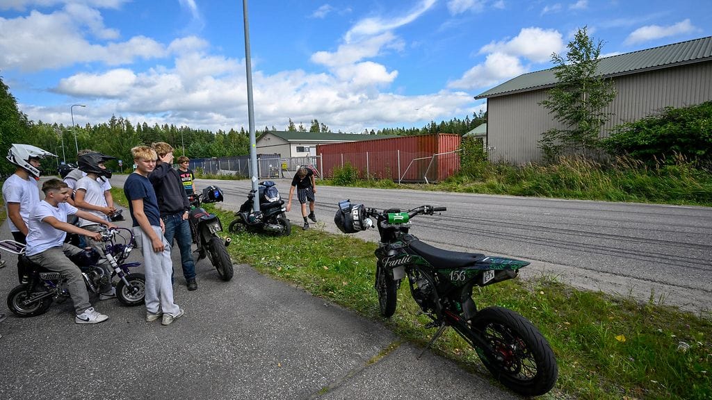 Nuoria mopoineen törmäyspaikalla Palkkitiellä Hyrylän teollisuusalueella Tuusulassa 9. elokuuta 2026.