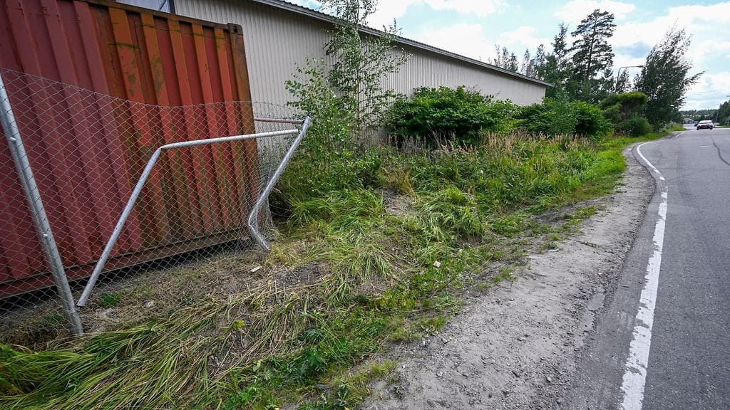 Vääntynyttä metalliaitaa törmäyspaikalla Palkkitiellä Hyrylän teollisuusalueella Tuusulassa 9. elokuuta 2026. Hälytysajossa ollut poliisin tunnukseton henkilöauto kiilasi lauantaina nuoren mopoilijan ojaan kovavauhtisessa takaa-ajotilanteessa.