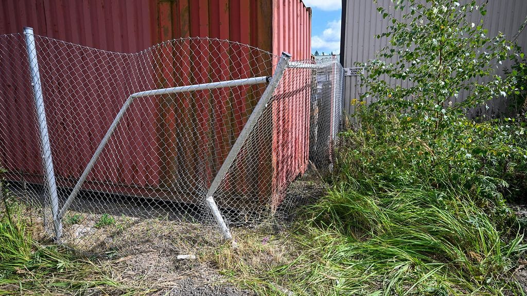 Vääntynyttä metalliaitaa törmäyspaikalla Palkkitiellä Hyrylän teollisuusalueella Tuusulassa 9. elokuuta 2026. Hälytysajossa ollut poliisin tunnukseton henkilöauto kiilasi lauantaina nuoren mopoilijan ojaan kovavauhtisessa takaa-ajotilanteessa.