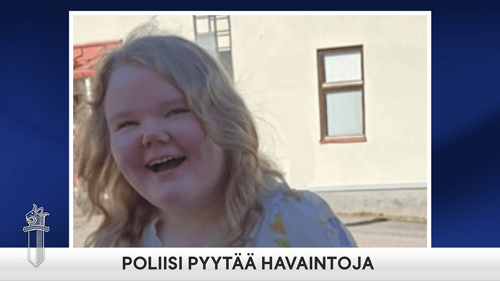 Kadonnut on noin 180 senttimetriä pitkä ja hänellä on vaaleat, kiharat, noin olkapäille ulottuvat hiukset.
