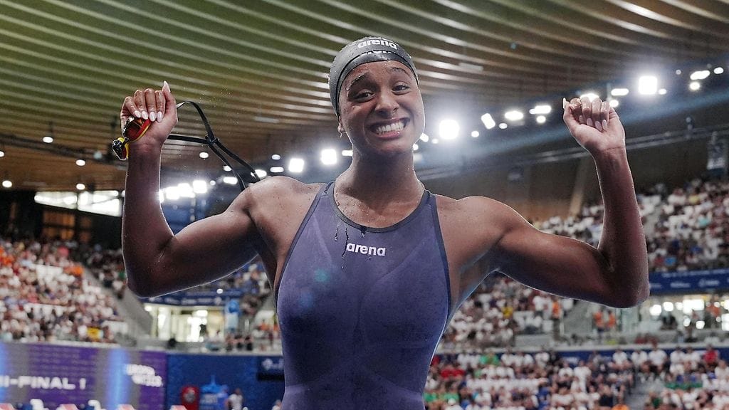 Italian 19-vuotias Sara Curtis ui 50 metrin selkäuinnin uuden maailmanennätyksen.