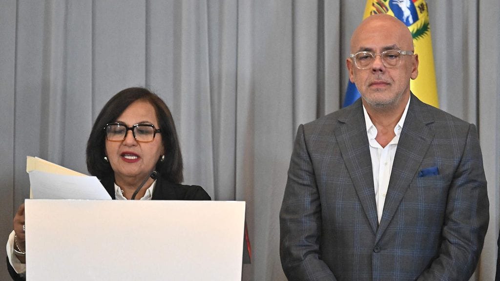 12. elokuuta otetussa kuvassa vasemmalla opposition pääneuvottelija Dinorah Figuera sekä nykyhallintoa edustava kansalliskokouksen puhemies Jorge Rodríguez oikealla.