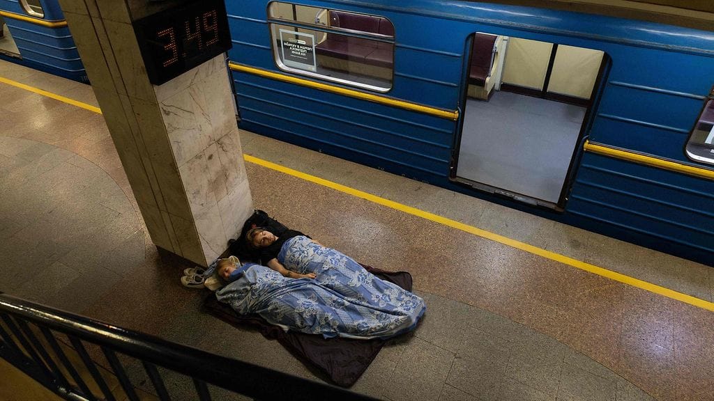 Kuvituskuvassa Kiovan metroasemalla ilmahälytyksen takia nukkuvia ihmisiä 10. elokuuta 2026.