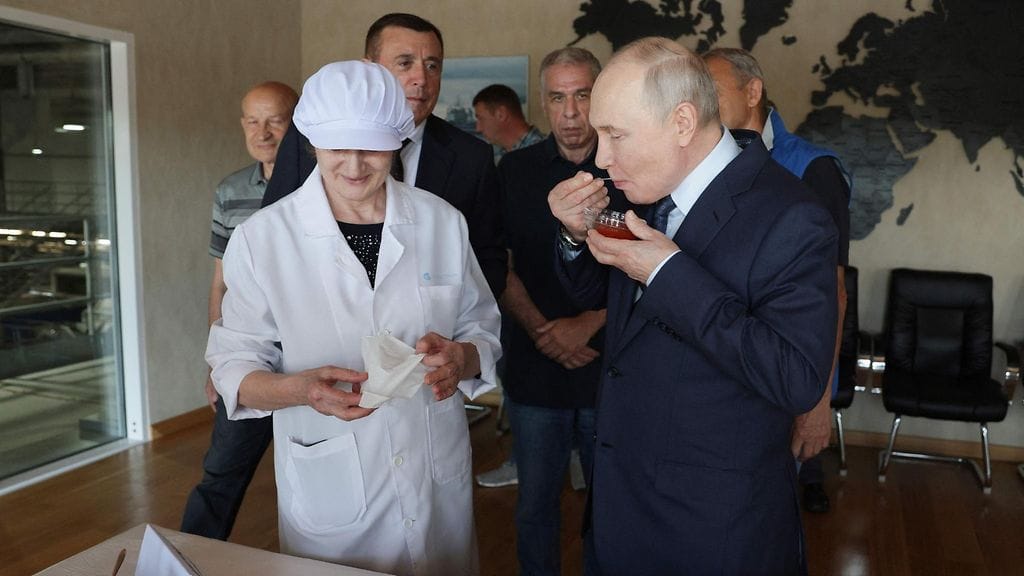 LK Putin maistelee jotain 130826