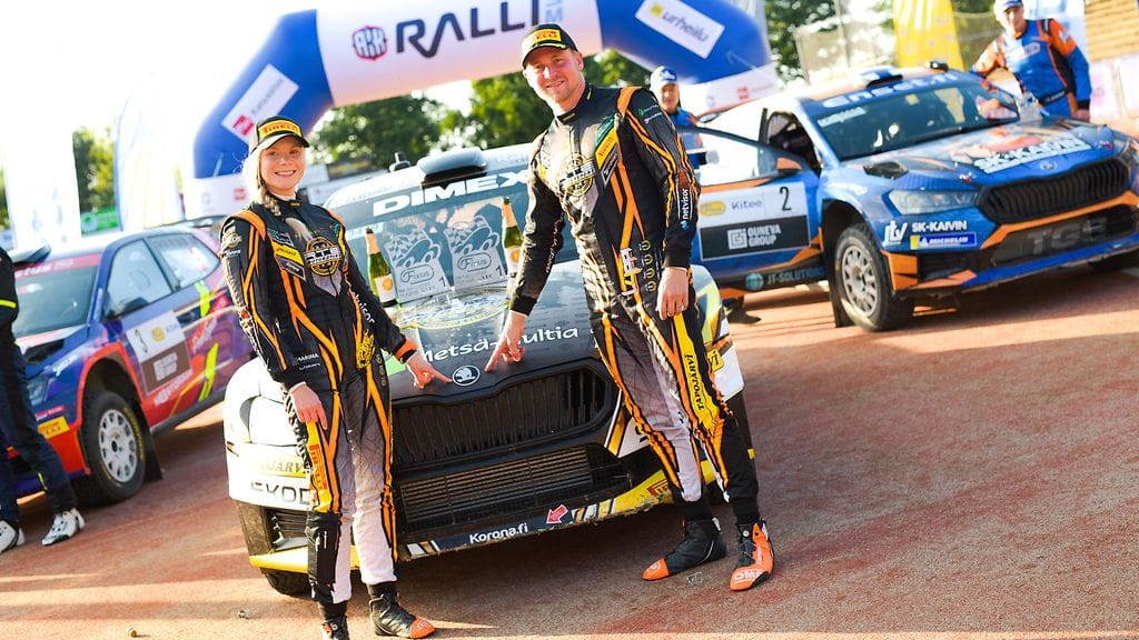 Esapekka Lappi (oik.) ja Enni Mälkönen hoitelivat Suomen mestaruuden jälleen pois kuljeksimasta.