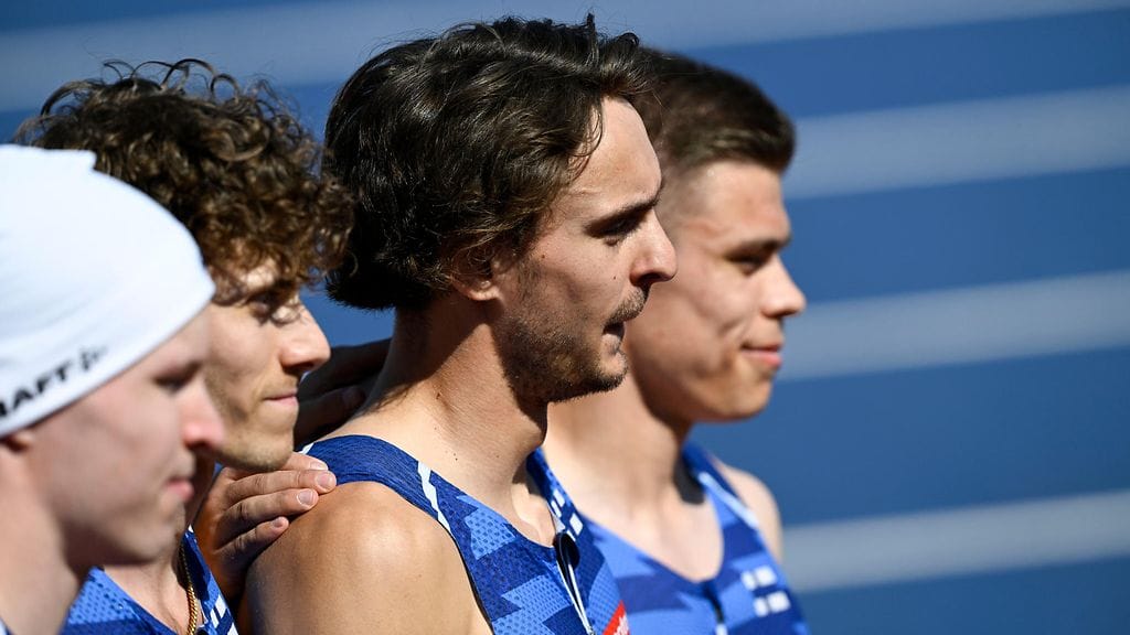Riku Illukka (toinen oikealta) ei saanut 4 x 100 metrin viestissä kapulaa hänen vasemmalla puolellaan olevan Oskari Lehtosen käteen, ja Suomi hylättiin.