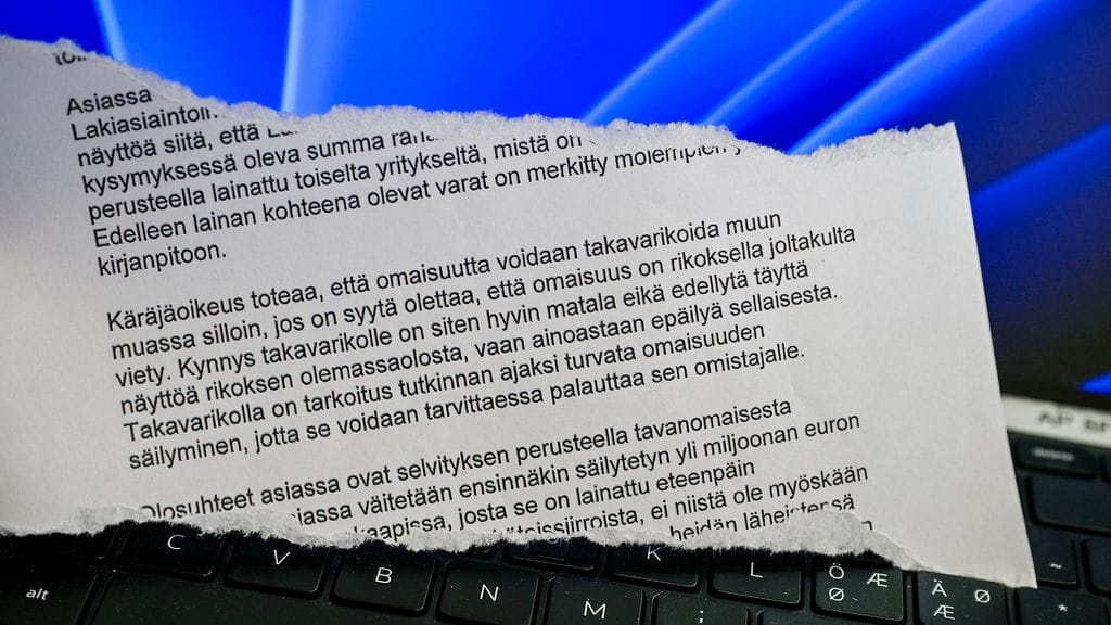 Paperi käräjäoikeuden päätöksestä, kuvattu Helsingissä 14. elokuuta 2026. Virolaisliikemiestä ja suomalaismiljonääriä epäillään törkeistä talousrikoksista, ja poliisi takavarikoi yli miljoonan euron edestä suomalaisen pörssiyhtiön osakkeita.
