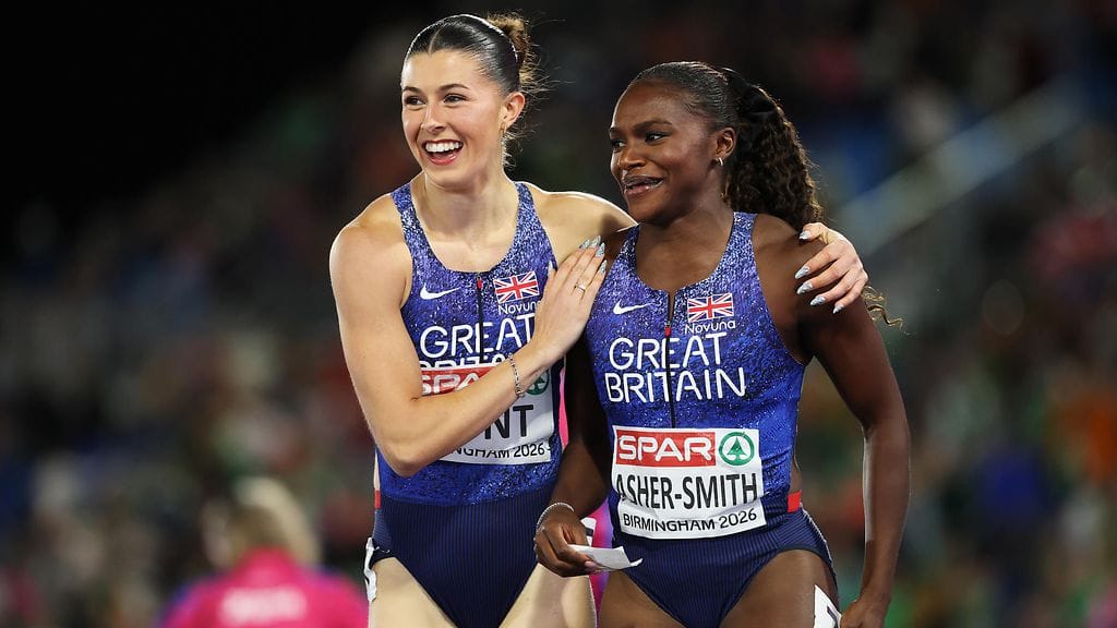 Amy Hunt (vas.) ja Dina Asher-Smith olivat EM-kisojen pikajuoksutähtiä.