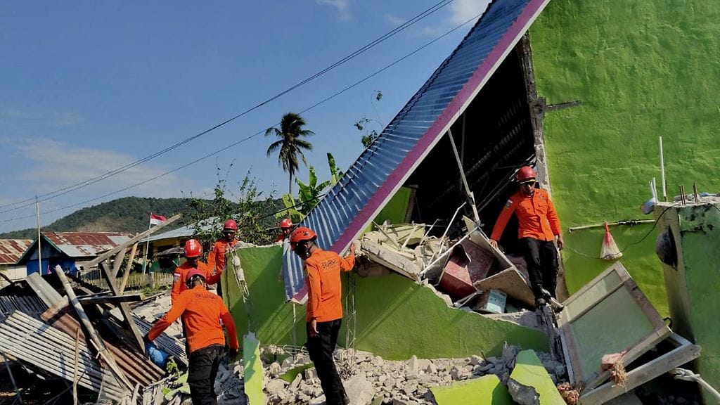 Indonesian lauantaisen maanjäristyksen uhriluku on noussut.