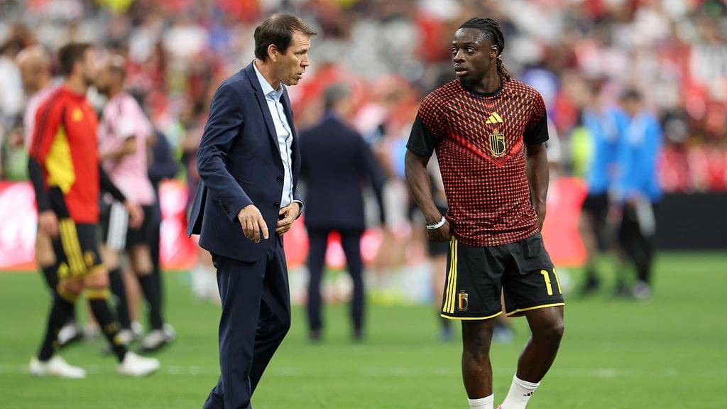 Jeremy Doku (oik.) pelasi vajaan tunnin Belgian 5–1-voitossa Uudesta-Seelannista. Päävalmentaja Rudi Garcian (vas.) luottotähti ei onnistunut maalinteossa kesän MM-kisoissa.