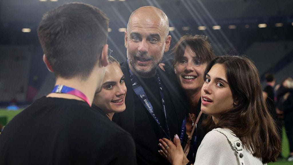 Pep Guardiola juhli Man Cityn Mestarien liiga -voittoa silloisen vaimonsa Cristina Serran ja kolmen lapsensa kanssa kesäkuussa 2023.