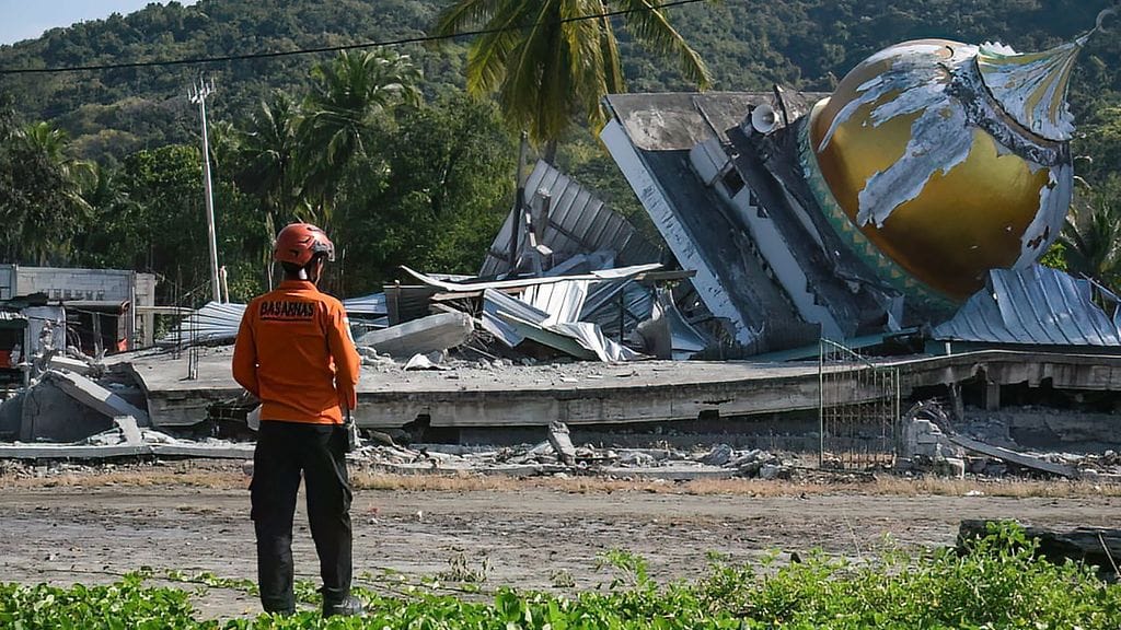 Indonesian kansallisen etsintä- ja pelastusviranomaisen (BASARNAS) 17. elokuuta julkaisemassa näkyy maanjäristyksessä romahtanut moskeija Satar Kampasin kylässä.