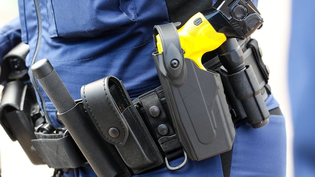 Kuvituskuvassa poliisin varustevyö ja etälamautin.