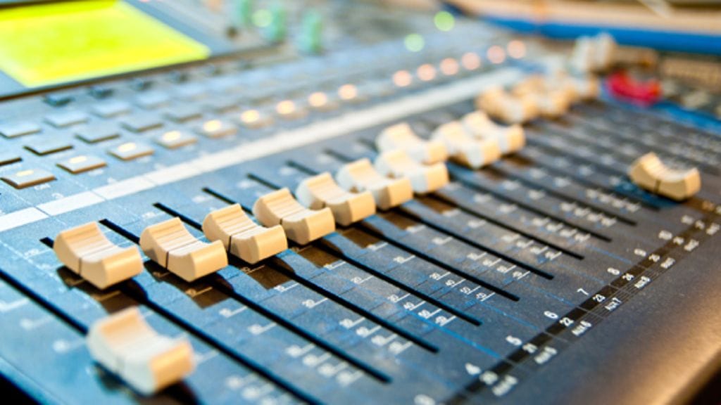 Radiokanavat kohahduttavat toisinaan erikoisilla tempauksilla.