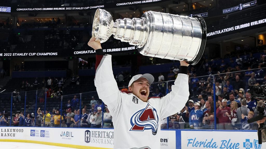Nicolas Aubé-Kubel tuuletteli Stanley Cup -pystin kanssa kesäkuussa 2022.