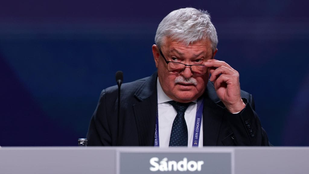 Fifan varapuheenjohtaja Sandor Csanyi ei seiso enää puheenjohtaja Gianni Infantinon tukena.